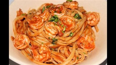 لعشاق المأكولات البحرية.. طريقة عمل باستا بالجمبري والطماطم