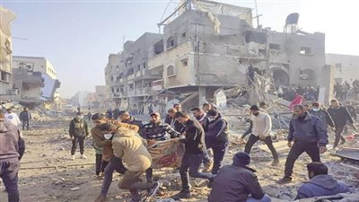 النازية الصهيونية تواصل حرق الفلسطينيين بالإبادة قتلاً وجوعاً وتمنع شاحنات المساعدات 