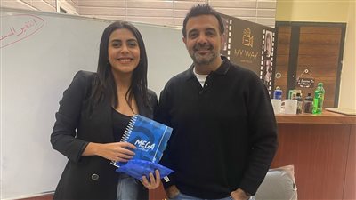 عمرو محمود ياسين يشيد بموهبة هاجر الشرنوبي في التأليف