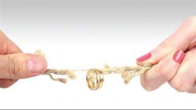 خبيرة أسرية تحذر من إدمان الهاتف: يهدد بطلاق الزوجين (فيديو)