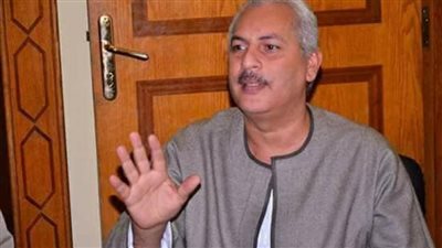 نقيب الفلاحين هزة في سوق المواشي الحية بعد صفقة