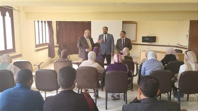 رئيس جامعة الأقصر يتفقد أعمال لجنة المقابلات الشخص لبرنامجي الماجستير والدكتوراة المهنية