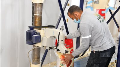 محافظ قنا يستعرض الموقف التنفيذي لأعمال ترفيق المناطق الصناعية 