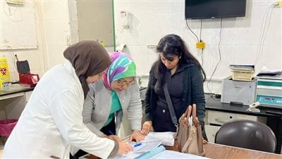 فريق علاجي يتفقد سير العمل بمستشفي قنا العام