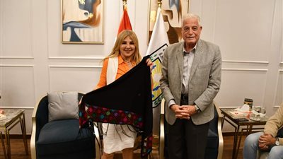 رجال أعمال وفنانون يهنئون محافظ جنوب سيناء بحصوله علي جائزة