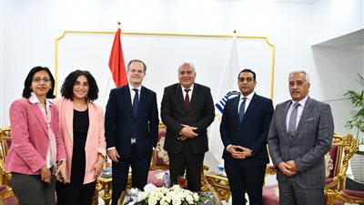 السفير البريطاني يزور قنا ويُشيد بالوضع التنموي