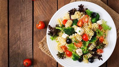 اصنعيها في دقائق.. طريقة عمل سلطة المكرونة الإيطالية بالزيتون الأسود