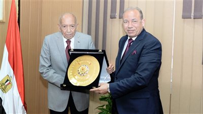  جامعة المنصورة تكرم مؤسس مركز الكلى لفوزه بجائزة أفضل إنتاج علمى