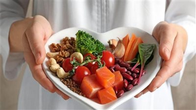 أطعمة مفتاح صحة القلب والأوعية الدموية.. الثوم وزيت السمك أبرزها 