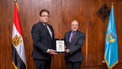 رئيس جامعة طنطا يكرم مدير مركز الوافدين 