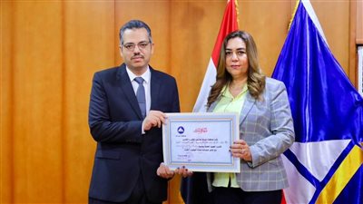 محافظ دمياط تكرم المتميزين بالقطاعات التنفيذية 