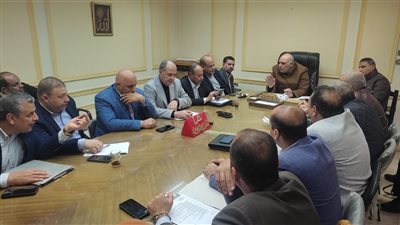 سكرتير عام البحيرة يناقش استخدام الانترلوك بديلاً للطبقة الاسفلتية