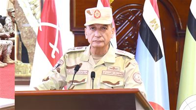 وزير الدفاع  يلتقى عدداً من مقاتلى المنطقة المركزية العسكرية