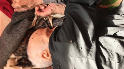 عجوز فارسكور .. يطالب المسئولين بحياة كريمة 