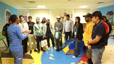 وفد طلابي من مدرسة الدانة الكويتية يدعم الأطفال مرضى الأورام بالصعيد