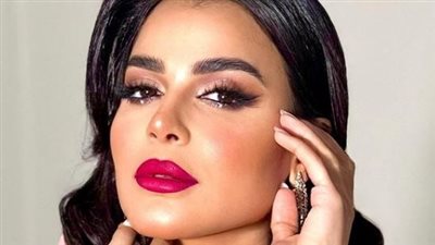 رانيا منصور تبرز أنوثتها بالمخمل المثير (صور)