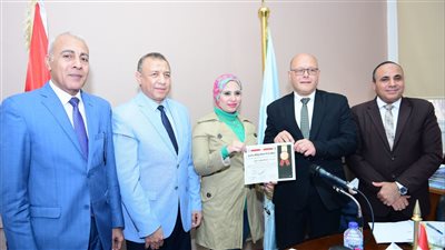 النعماني يكرم سفراء جامعة سوهاج للتنمية المستدامة