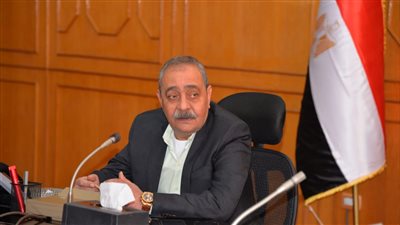 محافظ الإسماعيلية يبحث سُبل تنفيذ زيادة أجور العاملين المؤقتين