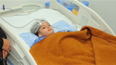 فريق طبي بمستشفي العبور ينجح في استئصال ورم سرطاني لطفلة غزة