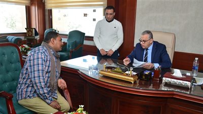 محافظ سوهاج يناقش عددا من شكاوى وطلبات المواطنين فى اللقاء الأسبوعى