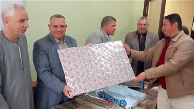 الموجهين الماليين بالفيوم ينظمون ممر شرفي لزميلهم لبلوغه سن المعاش 