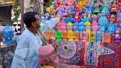 فوانيس وزينة  بـ10 جنيهات فقط.. أسعار زينة رمضان بأسواق أسوان|فيديو