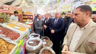 سكرتير عام البحيرة  يفتتح معارض 