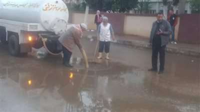 فايد يقود فريق رفع أثار مياه الأمطار من شوارع وميادين زفتى 