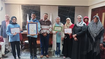 مدير تعليم نجع حمادي يكرم الفائزين في مسابقات التربية الفنية