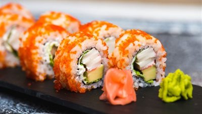 يضبط مستوى السكر في الدم.. 6 خطوات بسيطة لتحضير سوشي بالسلمون