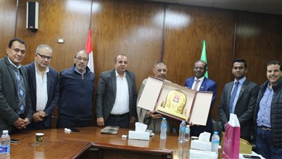 رئيس الغرفة التجارية بالفيوم وسفير سيرلانكا  يتبادلان الدروع التذكارية 