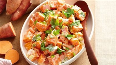 تعزز المناعة.. وصفة لذيذة لتحضير سلطة البطاطا الحلوة المشوية مع الجبن 