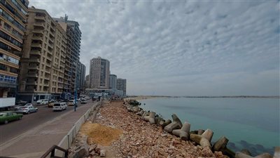 سطوع الشمس وهدوء البحر يشجع المواطنين للتمتع بكورنيش الإسكندرية 