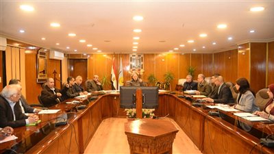 محافظ أسيوط يناقش سبل تعظيم الإيرادات والموارد