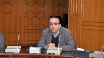 نائب محافظ الإسماعيلية يناقش إنارة طريق السويس الصحراوي