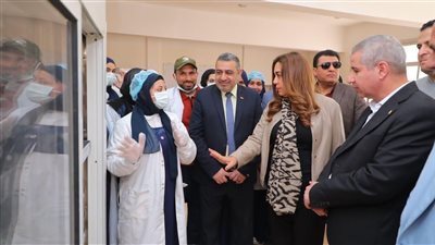 محافظ دمياط تتفقد مدرسة الثانوية الزراعية وتوجه بوضع خطة لتسويق تلك المنتجات