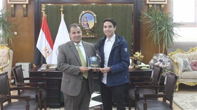  طالب بجنوب الوادي يهدي روايته الأدبية الأولي لرئيس الجامعة 