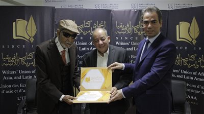 اتحاد كتاب أفريقيا وآسيا يكرم الروائي محمد المنسي قنديل (شاهد)