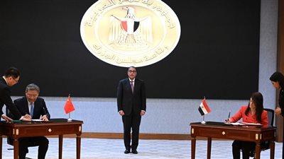 مدبولى يشهد توقيع شهادة التسليم والتسلُم الخاصة بمشروع مركز تجميع الأقمار الصناعية