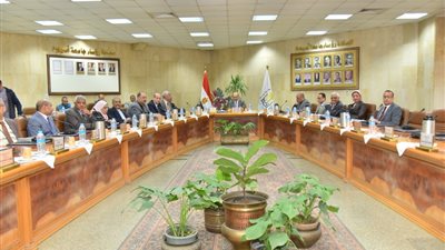 مجلس جامعة أسيوط يعقد اجتماعه الشهري برئاسة المنشاوي