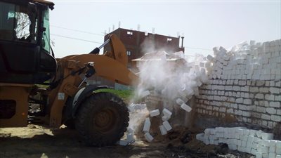 إزالة ٥١ حالة تعدِِ على الأرض الزراعية بالمنيا