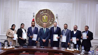 وزير العمل يُسلم الدفعة الأولى من 