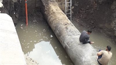 إصلاح كسر خط المياه الرئيسي المغذي لمركز طوخ