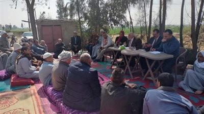 مدرسة حقلية إرشادية عن زراعة بنجر السكر لمزارعي قرية الحمر 