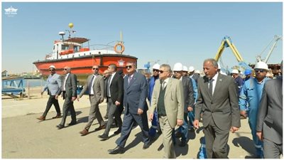 رئيس قناة السويس يتابع بناء 5 لنشات إسعاف