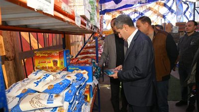 محافظ الغربية يتفقد معارض أهلًا رمضان بالمحلة للاطمئنان على توافر السلع 