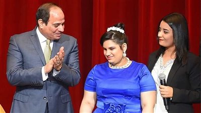 معيدة تسعى للحصول على ماجستير بالإعلام.. ندى تتحدى الإعاقة وتبهر الرئيس (فيديو)