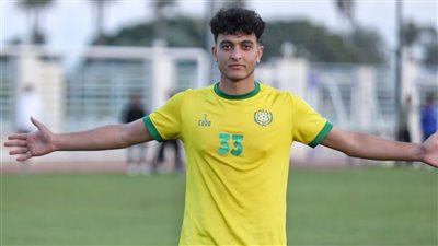 أشرف خضر يجتمع باللاعب حسن صابر في مران الإسماعيلي 