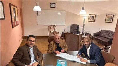 شيكابالا يتابع لقاء الزمالك والداخليه من المدرجات 