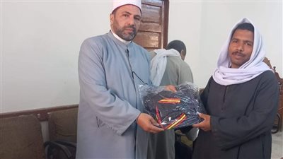 وكيل أوقاف الفيوم يسلّم الزي الجديد لعمال المساجد
